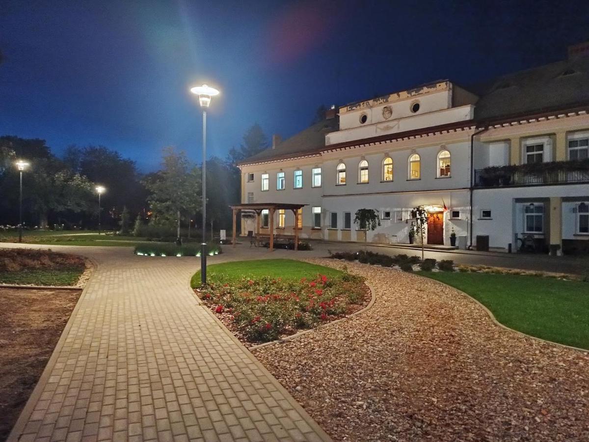 Palac Pod Bocianim Gniazdem Runowo  Extérieur photo
